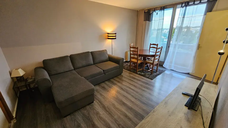 Apartment — 1 ch. — Stains