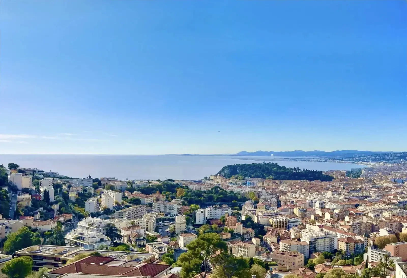 Appartement au calme à rénover (possible 3 pièces), vue panoramique, terrasse et garage
