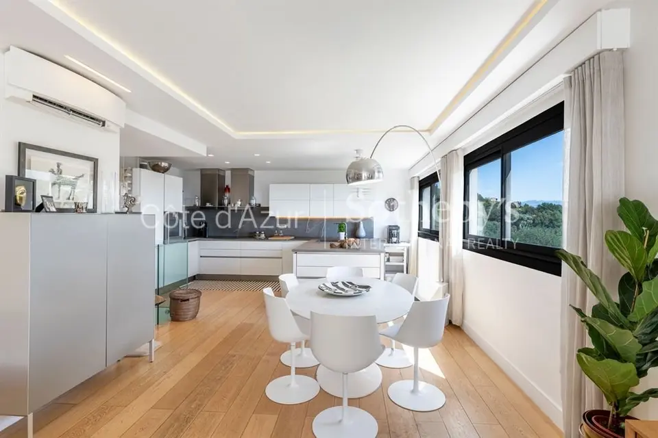 Nice Fabron, villa contemporaine avec vue mer panoramique, pisci