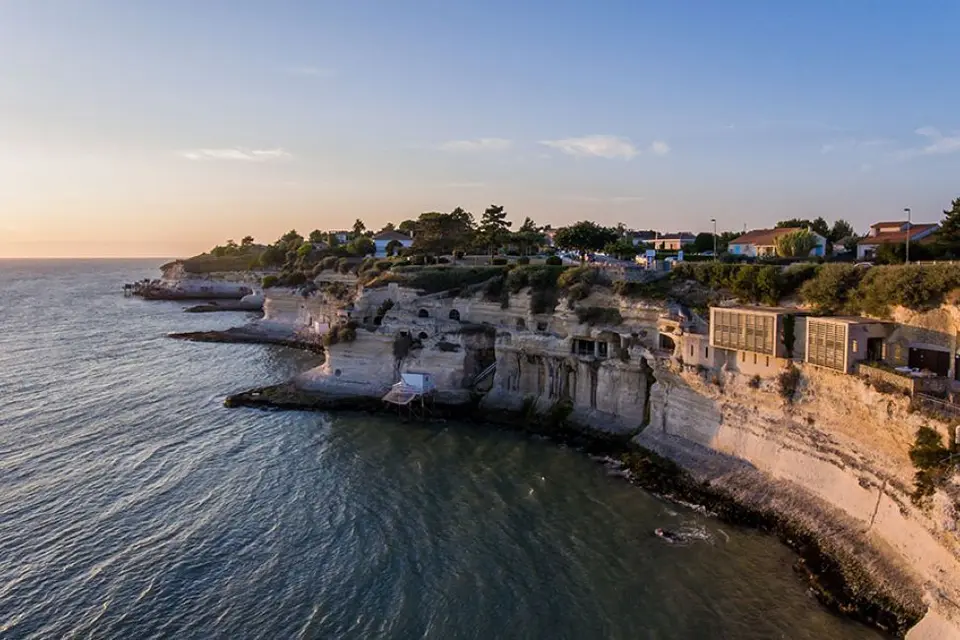 Land — Meschers-sur-Gironde